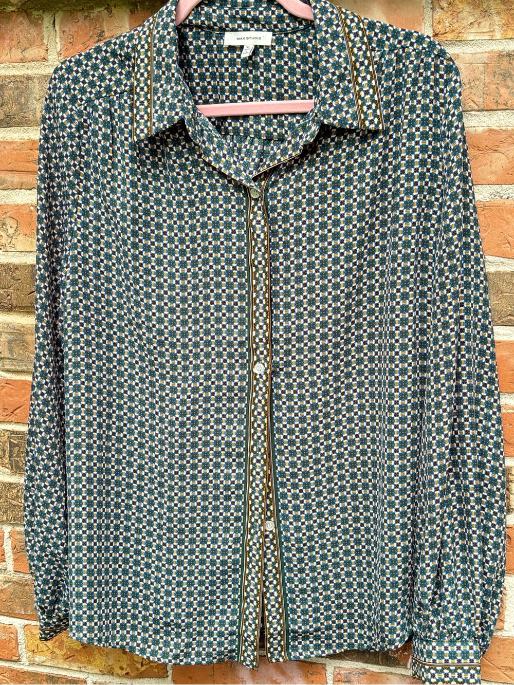 Max New York Button Front With Collar. Patterned With coordinated edge.SZ XL